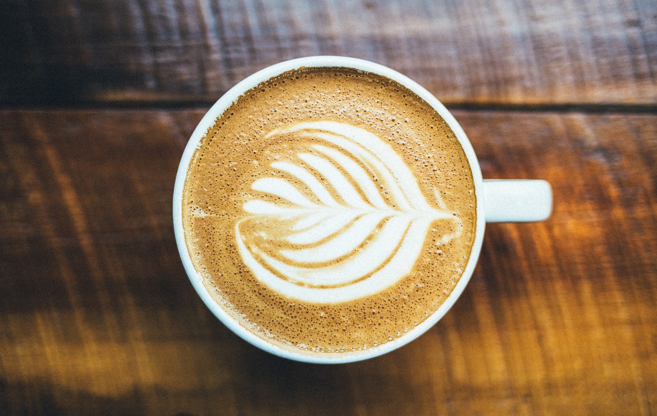 Cappuchino mit Muster im Kaffee