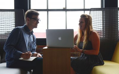 Gespräch zwischen Freelancer und Auftraggeberelancer für Online- und Content-Marketing