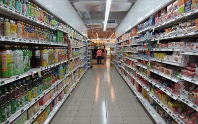 Bild von einem Supermarkt-Regal in einem Geschäft mit wenig Kunden